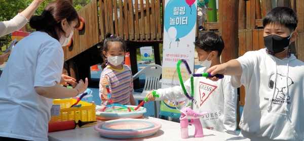 지난 19일 도안천년나무11단지 아파트에서 아이들이 ‘깜짝 팝업놀이터 놀꾸야’를 통해 다양한 놀이 콘텐츠를 즐기고 있다
