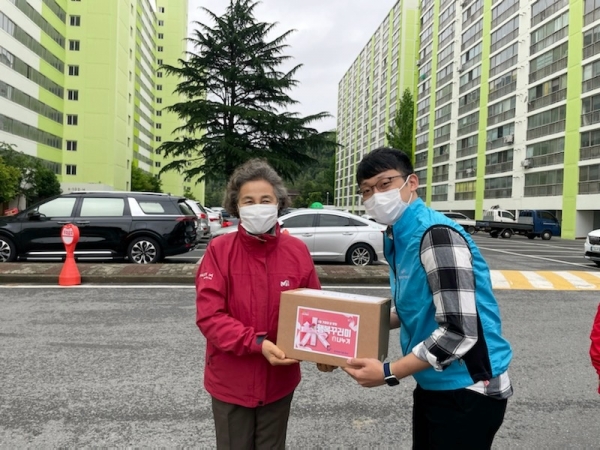 공사는 개별 방역 수칙을 준수해 지역 홀몸 어르신들에게 직접 행복꾸러미를 전달했다
