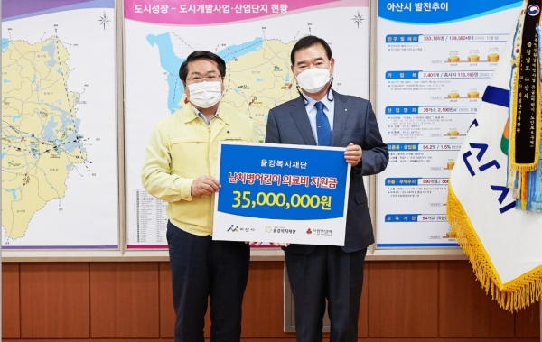 율강복지재단 난치병어린이 의료비 지원금 전달 기념사진