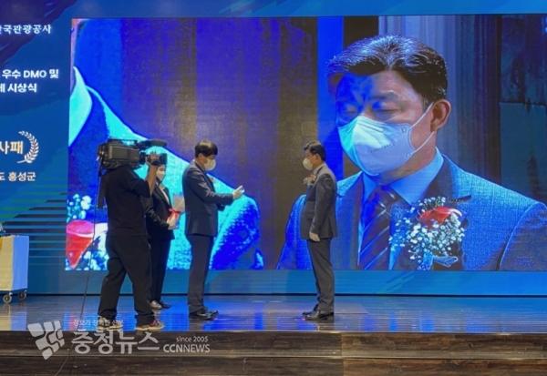 김승환 경제문화농업국장이 DMO 우수사업 평가 1위에 선정되어 수상하는 모습
