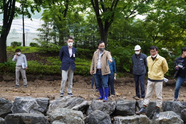 재해복구 사업장을 방문한 박상돈 시장 모습