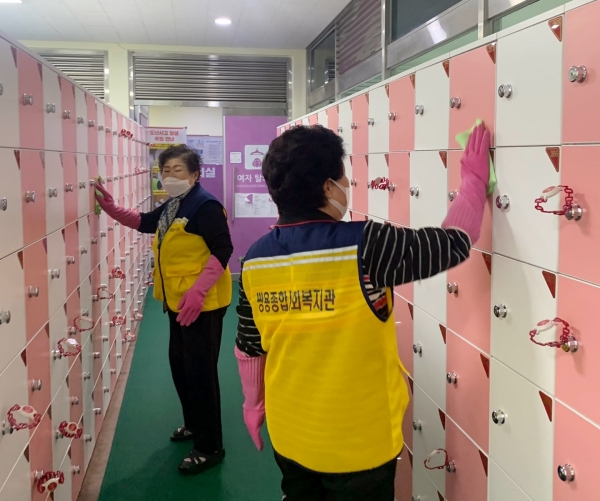 어르신들이 수영장·목욕탕 탈의실에서 방역활동을 하고 있다.