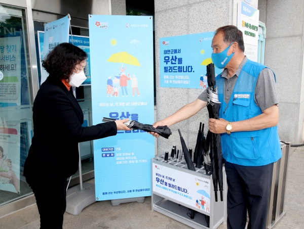 태안군청 민원실 앞에 설치된 우산 무료 대여소 모습.