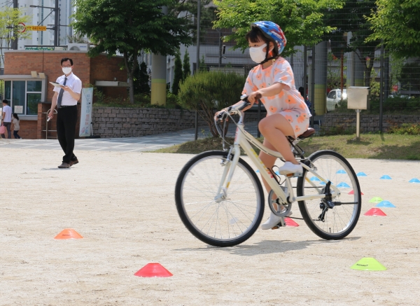 새뜸초 학생들이 ‘자전거 운전 면허 시험’에 도전하고 있다.