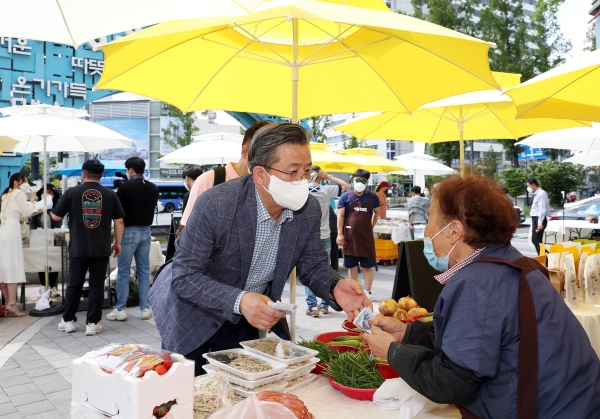 22일 정용래 유성구청장 유성온천공원(워터스크린 일원)에서 개최된 상반기 행복팜(farm) 프리마켓에 참여했다