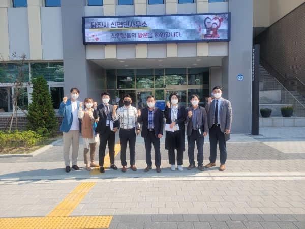 신평면 직원들이 타 지자체에 방문 및 견학한 사진