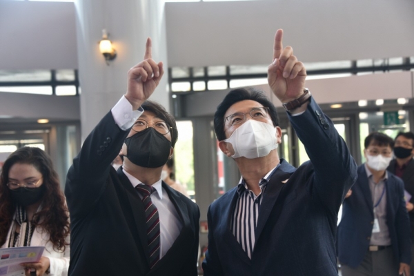 공연포스터를 보며 대화를 나누는 허태정 시장과 고해정 이사장