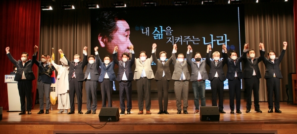 22일 충남 예산군 덕산면 스플라스리솜에서 열린 이낙연 전 민주당 대표 지지모임인 신복지충남포럼 창립총회에서 이 전 대표와 어기구, 박완주, 김종민, 박영순 의원 등이 만세를 하고 있다.