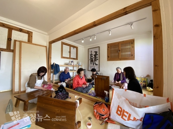 지난해 지승공예 체험 프로그램 운영사진