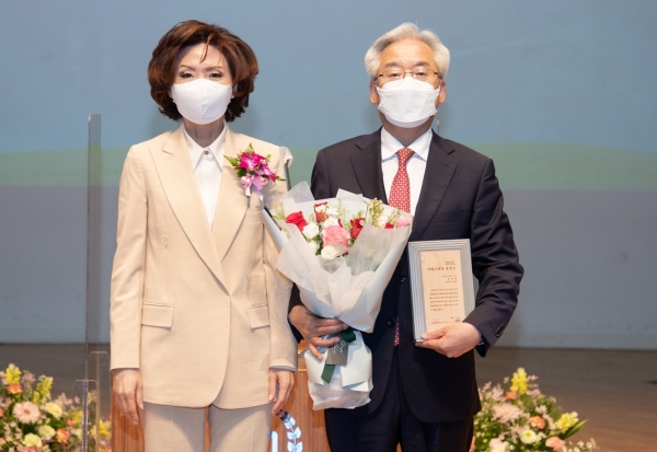 충남대 자랑스러운 동문상을 수상한 김재혁 대전도시공사 사장(오른쪽)