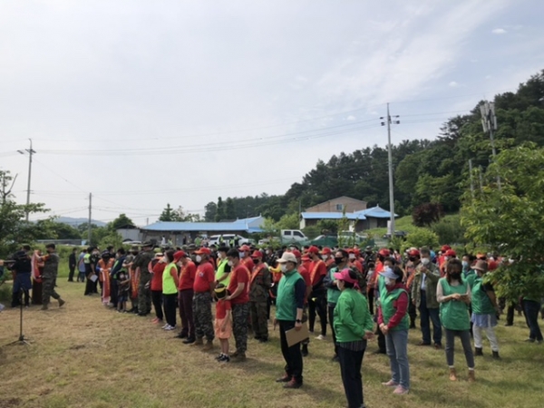 지난 23일 목천읍 용연저수지에서 수질개선 및 환경정화 활동을 전개했다.