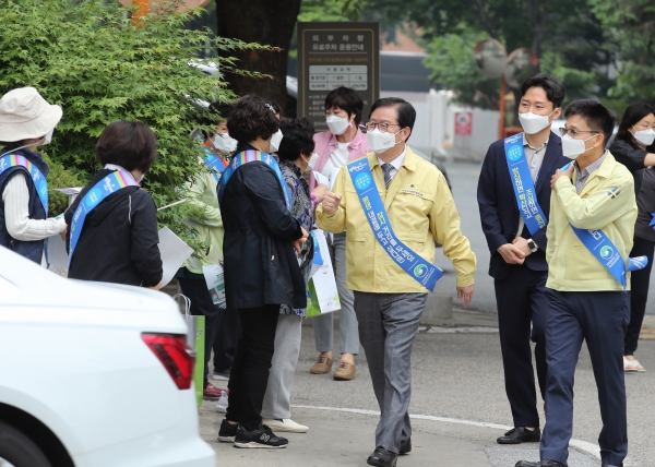 장종태 대전 서구청장은 한우리아파트에 방문하여 ‘공동주택 생활방역 지킴이’와 함께 출근하는 입주민들에게 방역수칙이 담긴 홍보지와 방역물품을 나눠주며 생활방역 캠페인을 했다.
