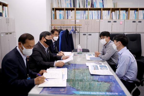 해양수산부 어촌어항과를 찾은 가세로 군수 모습.