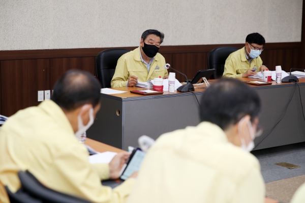 25일 군청 중회의실에서 가세로 군수와 부군수, 국장, 각 부서장, 읍면장 등이 모인 가운데 열린 ‘읍면 방문 건의사항 처리상황 보고회’ 모습.