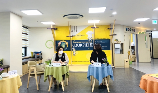 좌)어린이집연합회 이애란회장, 우)대전돌봄통합센터 김혜영센터장이 MOU체결 후 이야기를 나누고 있다.