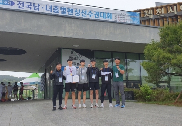 충남기계공고 펜싱부. 왼쪽부터 코치 전철구, 학생선수 김지찬, 신환규, 이승민, 최상윤, 지도교사 강정훈.
