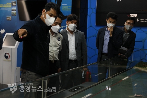 조선호 충남소방본부장(사진 가운데)이 보령해저터널 홍보관에서 관계자와 인명구조 등 안전 대책을 확인하고 있다.