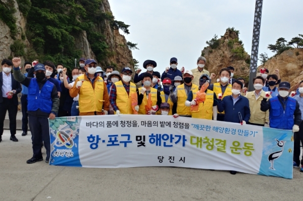 연안정화의 날 맞아 바닷가 대청결 활동 실시 모습