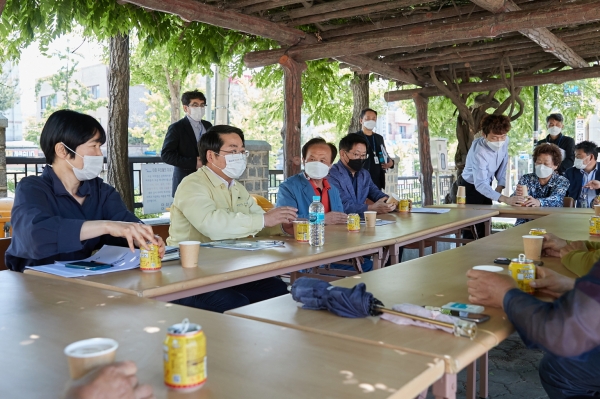 오세현 시장 온천9통 안심마을 조성사업 현장 방문 모습