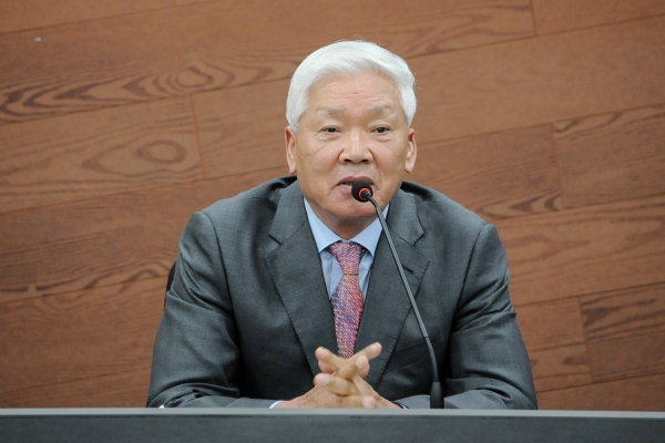 최길학 초대회장이 수락 인사말하고 있다. 최 회장은 4차 산업 혁명이란 새로운 문명 속에서 서산의 미래를 이끌어가는 한 축이 되도록 최선을 다하겠다고 밝혔다