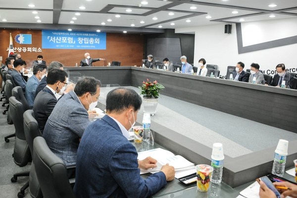 서산포럼이 26일 출범식을 갖고 공식 활동에 들어갔다. 창립총회를 마치고 회원들이 힘찬 출발을 다지고있다. 사진=서산포럼 제공