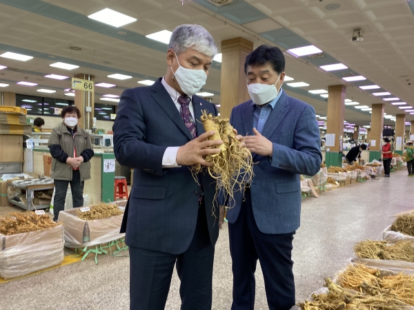 문정우 금산군수가 수삼시장을 찾아 상인과 대화를 나누고 있다.