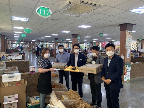 박상규 제원면장(오른쪽 세 번째)은 직원들과 함께 지난 24일 농협금산인삼랜드에 방문해 100만 원 상당 인삼을 구매했다.