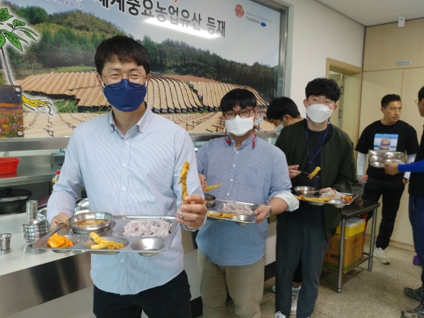 금산군농업기술센터는 구내식당에서 월요일 인삼튀김, 목요일 삼계탕 등 인삼 음식을 직원들에게 제공하고 있다.