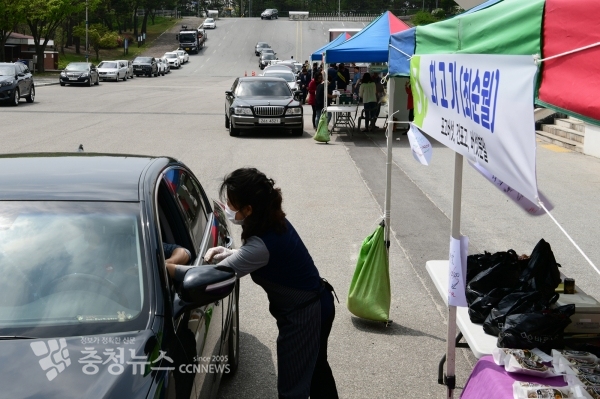 지난해 드라이브스루 장터 현장