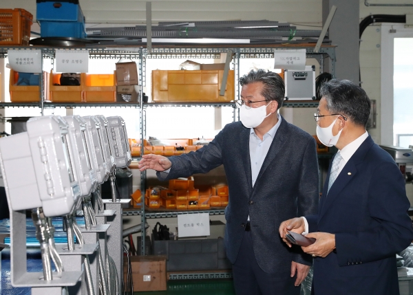 26일 정용래 유성구청장이 ㈜나노 하이테크 현장을 방문해 시설을 견학하고 있다