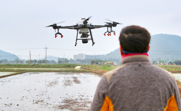 태안군 근흥면 정죽리의 한 농가에서 열린 ‘드론활용 노동력 절감 벼 직파 연시회’ 모습.