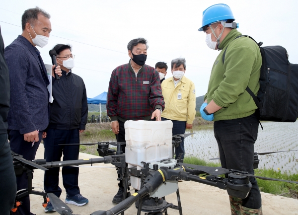 태안군 근흥면 정죽리의 한 농가에서 열린 ‘드론활용 노동력 절감 벼 직파 연시회’ 모습.