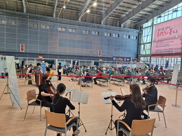 지난 22일 천안시 코로나19 예방접종센터에서 쉬어가는 음악회를 진행하고 있다