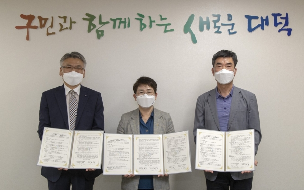 왼쪽부터 윤수현 새하늘교회 담임목사, 박정현 대덕구청장, 손용기 법동성당 사목회장