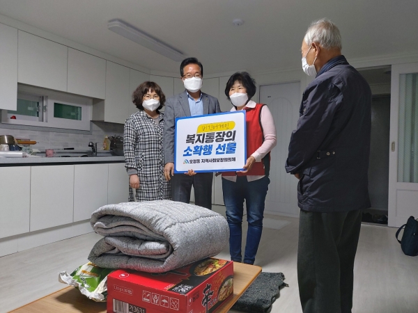 소외된 취약가구를 발굴해 가구별 욕구에 맞춘 생필품, 식료품 등 선물을 직접 전달