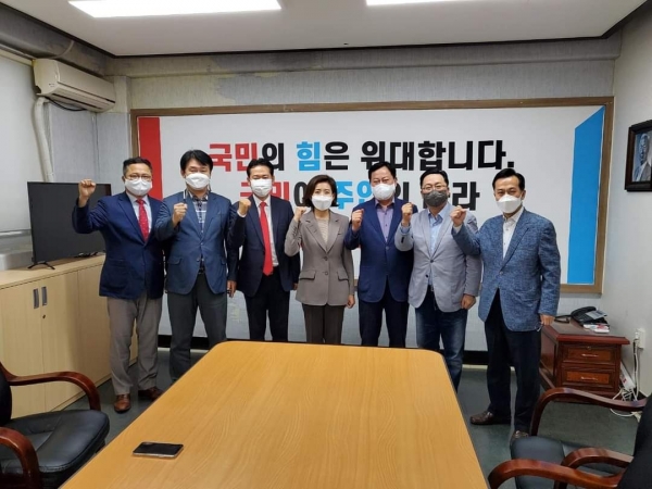 대전지역 당협위원장 기념 촬영 모습. (왼쪽부터) 조수연(서구), 정용기(대덕), 장동혁(유성갑), 나경원 전 원내대표, 이은권(중구), 이장우(동구), 김문영(유성을) (사진=이장우 전 의원 페이스북)