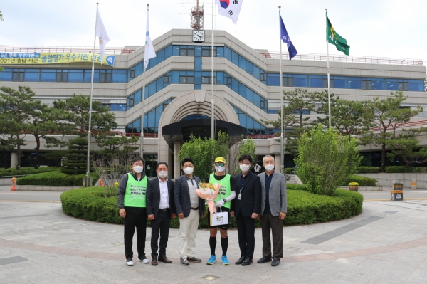 전세환 마라토너 아산시 도착 기념 격려 사진