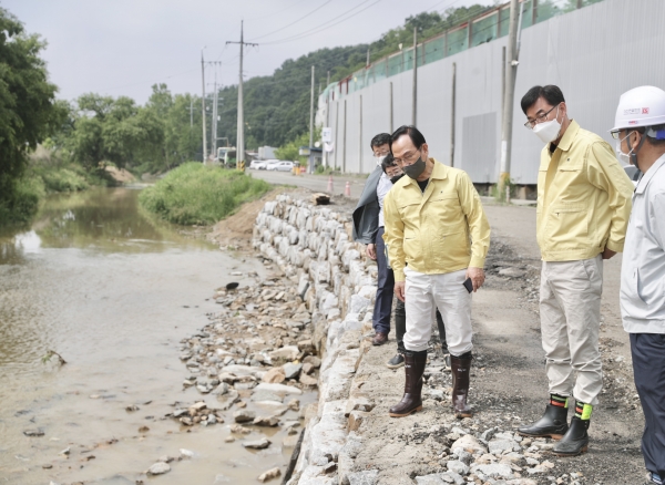 맹곡천 재해복구 현장 점검에 나선 박상돈 시장