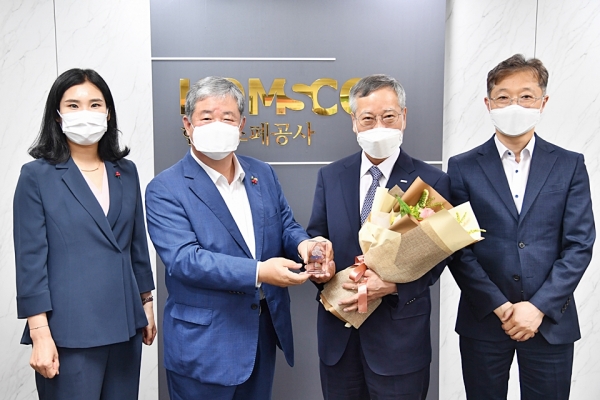 한국조폐공사는 꾸준한 지역 소외계층에 대한 지원활동을 인정받아 28일 사회복지공동모금회로부터 감사패를 받았다. (사진 오른쪽에서 두번째 반장식 조폐공사 사장, 세번째 대전사회복지공동모금회 정태희 회장)