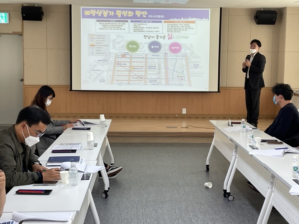 미래산업정책연구원 김용수 연구원이 마스터플랜을 설명하고 있다.