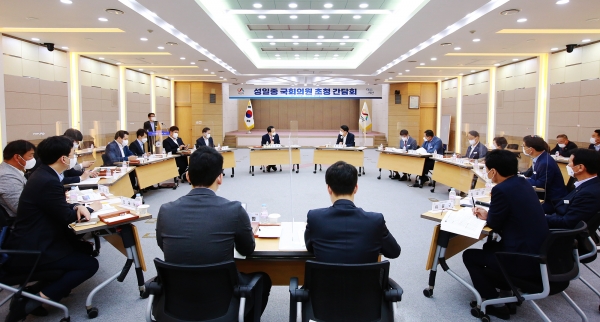 28일 시청 대회의실에서 열린 국회의원 초청 정책 간담회 모습