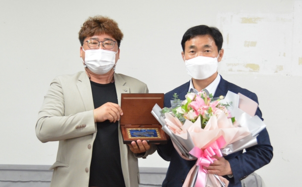 서산시의회 안원기 의원이 인지면 아진아파트 주민들로부터 감사패를 받았다.