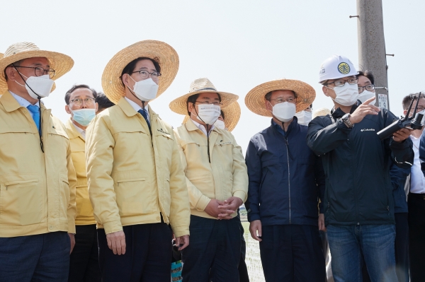 스마트 벼 드론직파 파종 연시회 열어