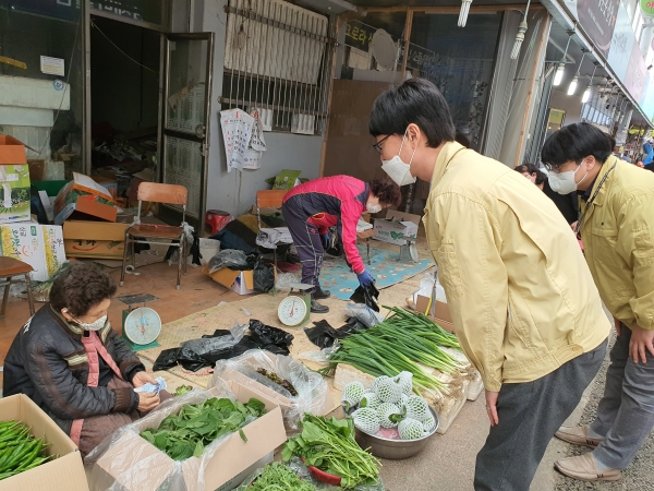 전통시장 방역수칙 이행실태를 특별점검하는 중구청 공무원
