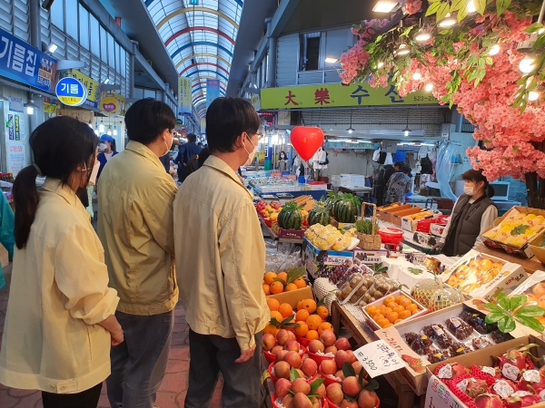 전통시장 방역수칙 이행실태를 특별점검하는 중구청 공무원