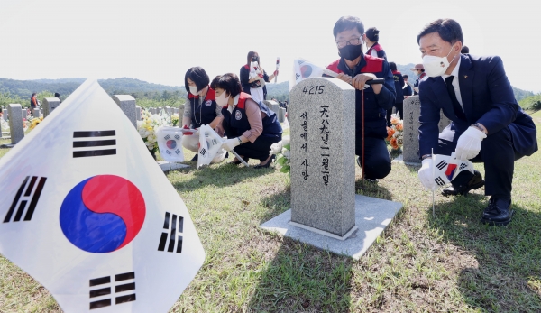 현충일 맞아 한국자유총연맹 동구지회 회원 등 50여 명과 봉사활동 펼쳐