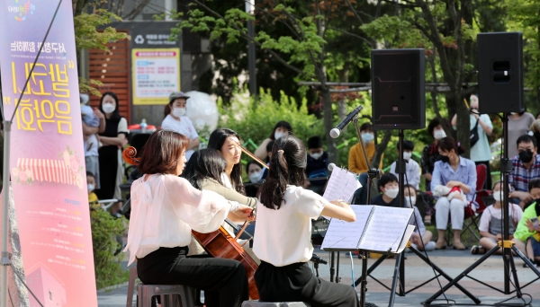 29일 관저동 예미지 아파트에서 진행된 ‘찾아가는 발코니 음악회’ 모습