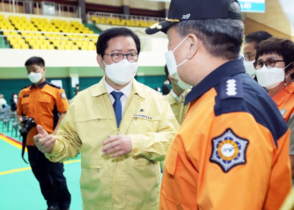 28일 코로나19 예방접종센터 도솔다목적체육관을 찾아  의료진과 자원봉사자들에게 사랑의 도시락을 전달하며, 지치지 말고 함께 이겨내자는 따뜻한 위로를 전했다.