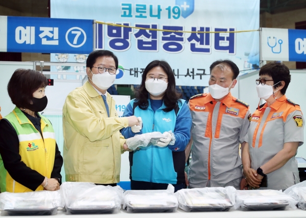 28일 코로나19 예방접종센터 도솔다목적체육관을 찾아  의료진과 자원봉사자들에게 사랑의 도시락을 전달하며, 지치지 말고 함께 이겨내자는 따뜻한 위로를 전했다.