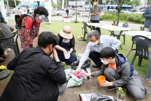 29일 정용래 유성구청장이 주민들과 함께 커뮤니티 가드닝 체험을 하고 있다.